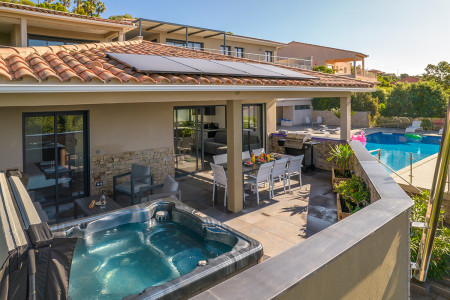 Terrasse aménagée avec spa